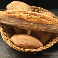 Brotkorb mit Brötchen und Baguette aus dem Rezept "schnelle Brötchen".