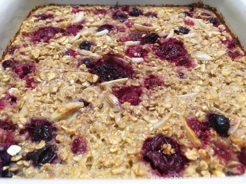 Baked Oatmeal mit Waldfrüchten und Zimt