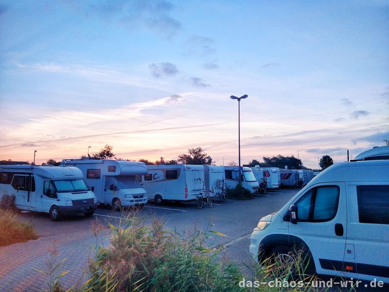 Sonnenaufgang durch das Fenster des Wohnmobils in Norddeich