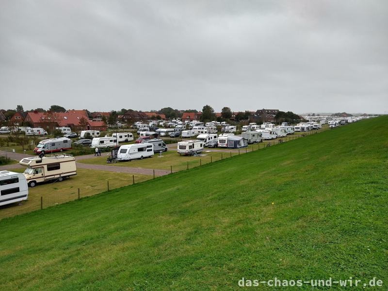 Blick auf Wohnmobilstellplätze vom Camping in Neuharlingersiel