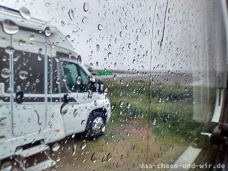 Regen am Fenster des Wohnmobils