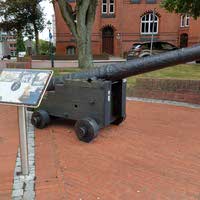 Alte Kanone im Hafen von Emden