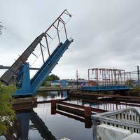 Zugbrücke in Emden halb offen