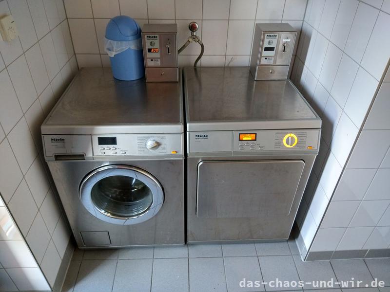 Waschmaschine und Trockner auf dem Wohnmobilstellplatz am Yachthafen in Emden