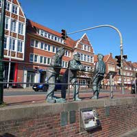 Fischerfiguren an Hafen von Emden