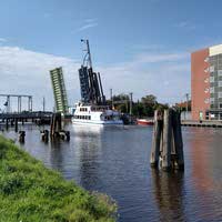 Schiff mit geöffnete Zugbrücke in Emden