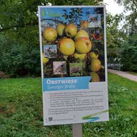 Hinweisschild zu Streuobstwiesen der Stadt Norden