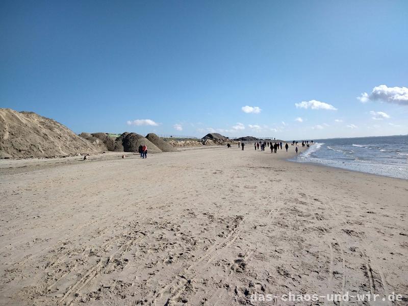 Weststrand Norderney mit vielen Menschen