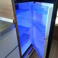 Blaues Licht im Kühlschrank