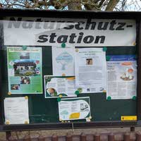 Schild mit Hinweisen und Veranstaltungen der Naturschutzstation