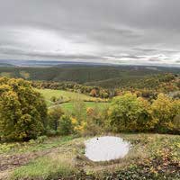 Blick von der Leuchtenburg im Vordergrund Scherben von Porzelan mit Wünschen