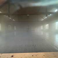 Der Nebel in der Zerstäuberhalle lichtet sich