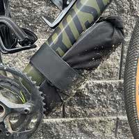 Restrap Downtube Bag: Montiert am Fahrrad und etwas dreckig nach Testfahrt