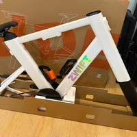 Zwift Ride: Großer Karton mit ausgepacktem Rahmen